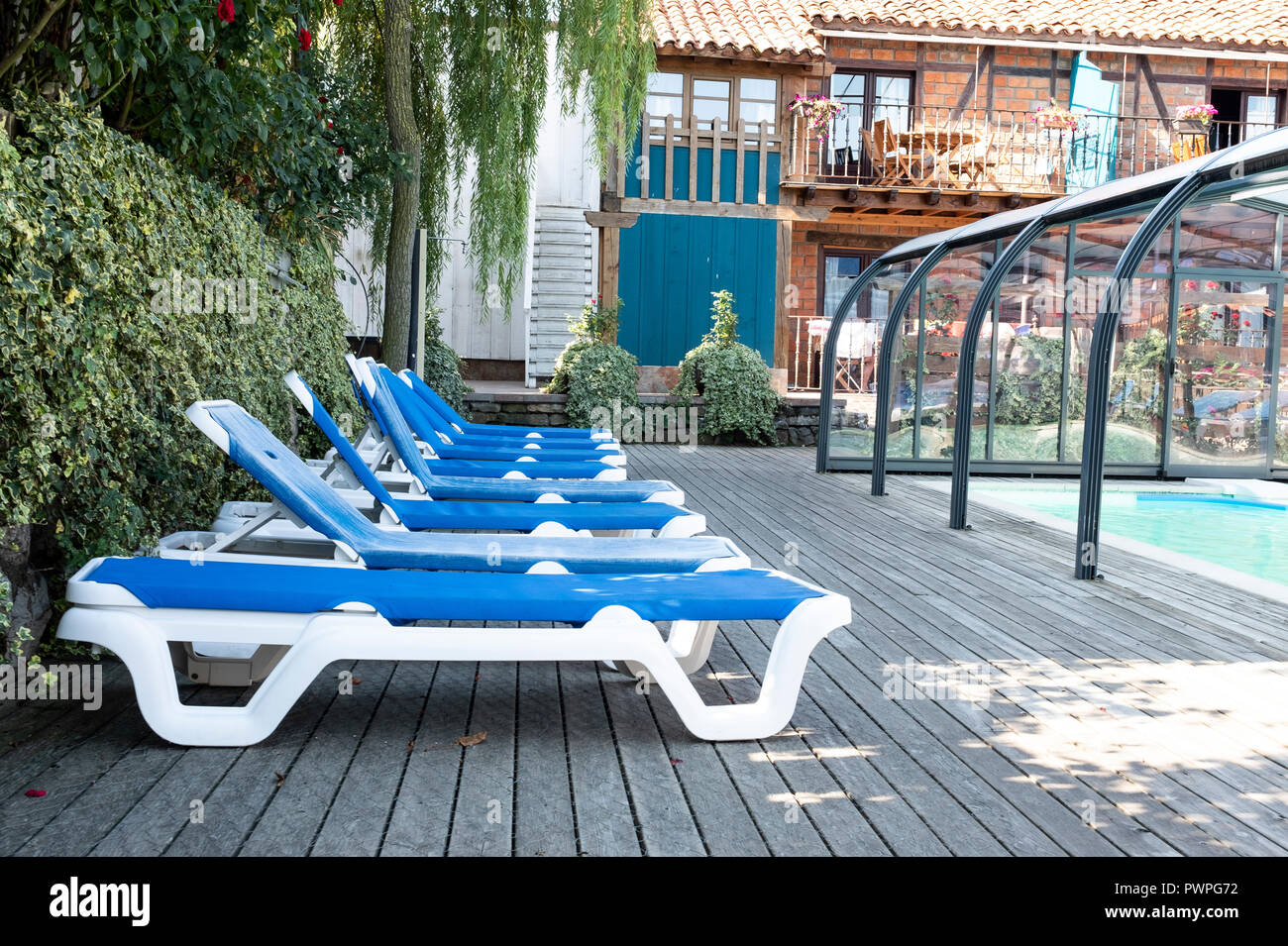 Vielen blauen Liegestühlen am Innenpool des Hotels Stockfoto