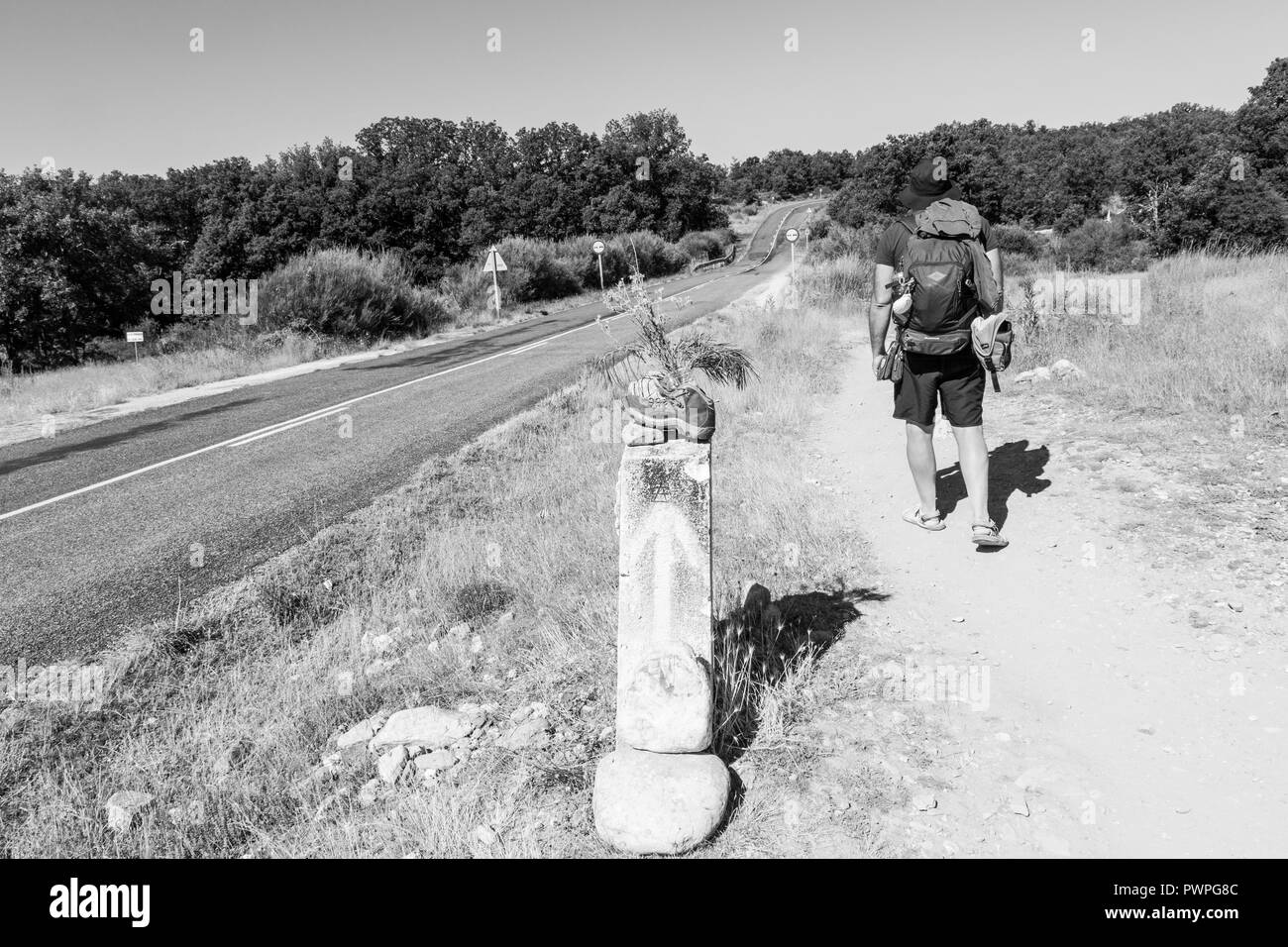 Camino de Santiago (Spanien) - Pilger wandern auf dem Jakobsweg, in der Spanischen meseta Stockfoto