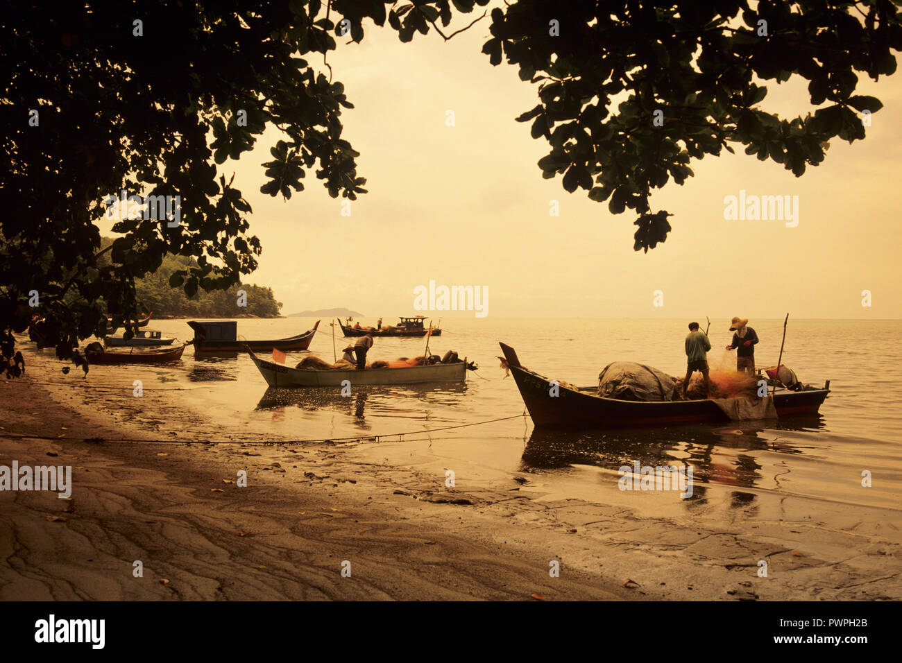Fischerboote am Strand in der Nähe von Tanjung Kling, Central District, Melaka Melaka, Malaysia Stockfoto