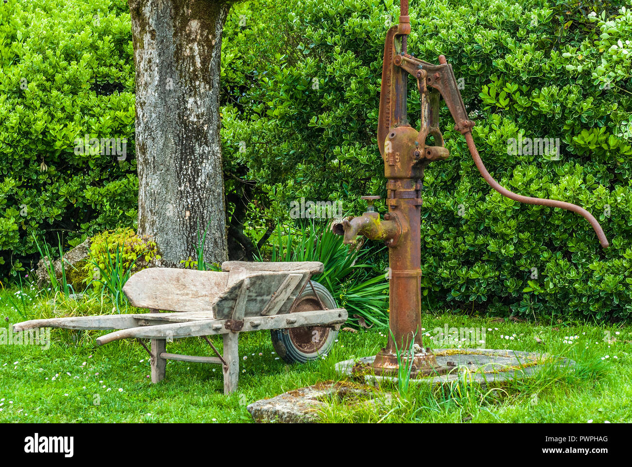 Frankreich, Gironde, Gräber region, Schubkarre und traditionelle Wasserpumpe Stockfoto
