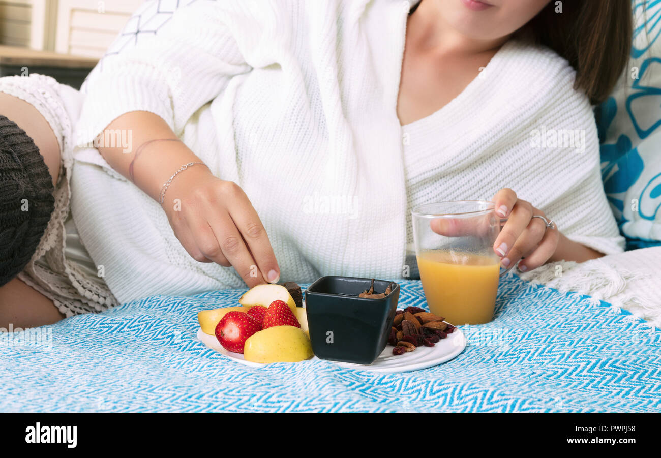 Enge geschossen von einer jungen Frau, die das Frühstück in Ihrem Zimmer Stockfoto
