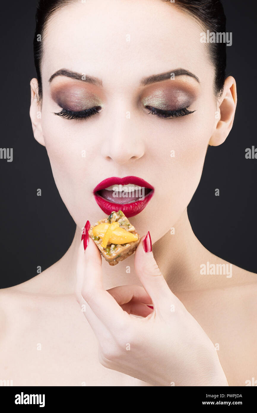 Enge geschossen von einem Mädchen einen Zitronenkuchen Stockfoto