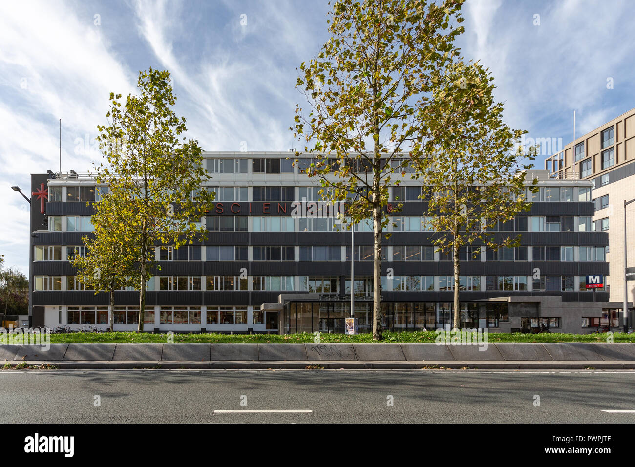 AMSTERDAM, NIEDERLANDE - 12 Oktober, 2018: Die Front der neuen Scientology Kirche Gebäude in Amsterdam auf die Wibautstraat. Stockfoto