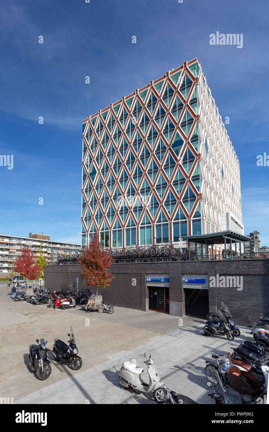 GOUDA, Niederlande, 12. Oktober, 2018: Moderne niederländische Architektur: Rathaus der Gemeinde entworfen von Jos Van Eldonk, die mit dem Fahrrad. Stockfoto