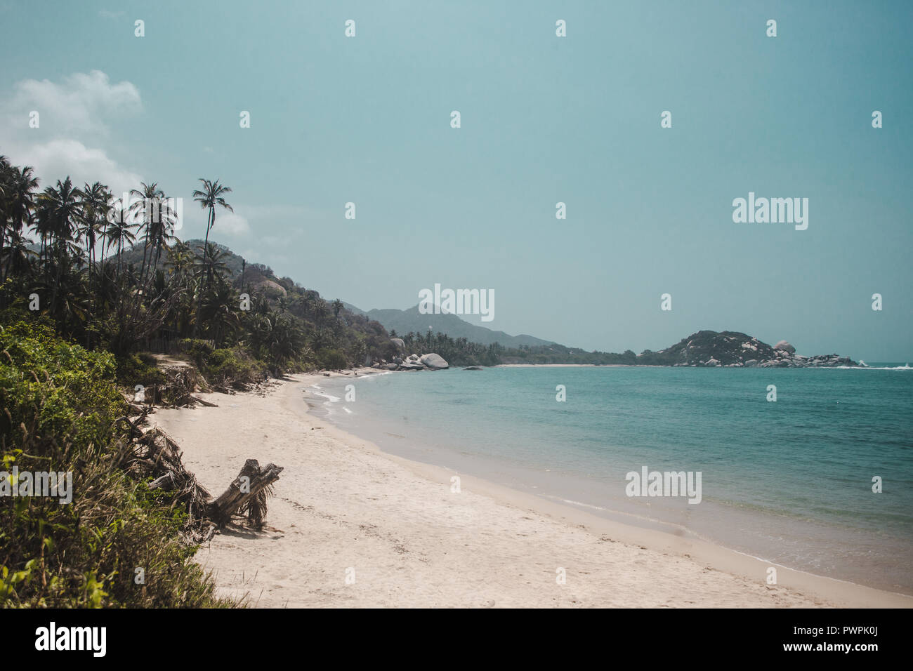 Unberührte weiße Sand Strand von Tayrona Nationalpark durch den Dschungel an der karibischen Küste Kolumbiens umgeben Stockfoto
