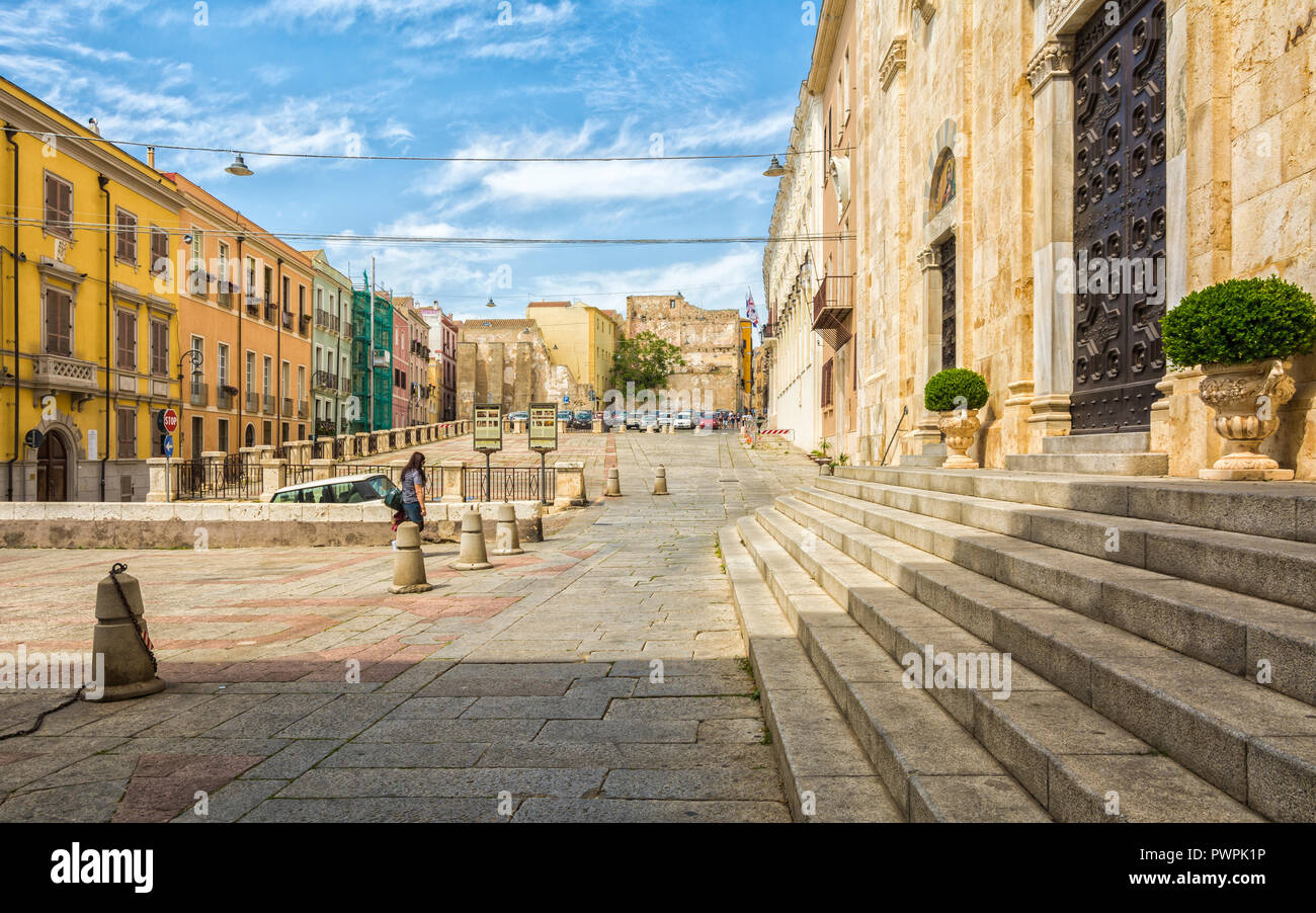 Blick auf den Eingang der Kathedrale Santa Maria von Cagliari im historischen Zentrum der Altstadt - Cagliari - Italien Stockfoto