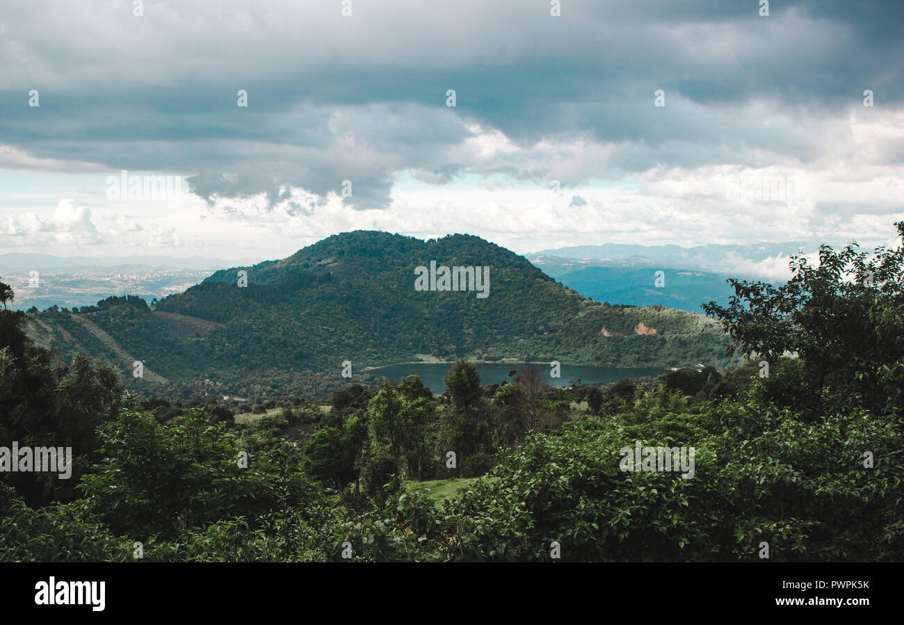 Laguna de Calderas, oder Kessel Lagune, einem üppigen Lagune von Vulkan Pacaya in Guatemala gesehen Stockfoto