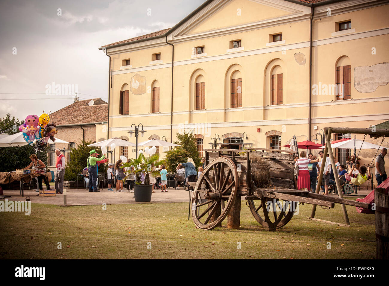 Typische italienische fest: Die Traditionen der Vergangenheit wieder zum Leben in einer malerischen Partei eine kleine ländliche Stadt. Stockfoto
