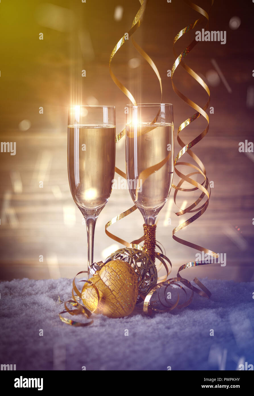Weihnachten Einstellungen. Gold Weihnachtskugeln mit Champagner Gläser Stockfoto
