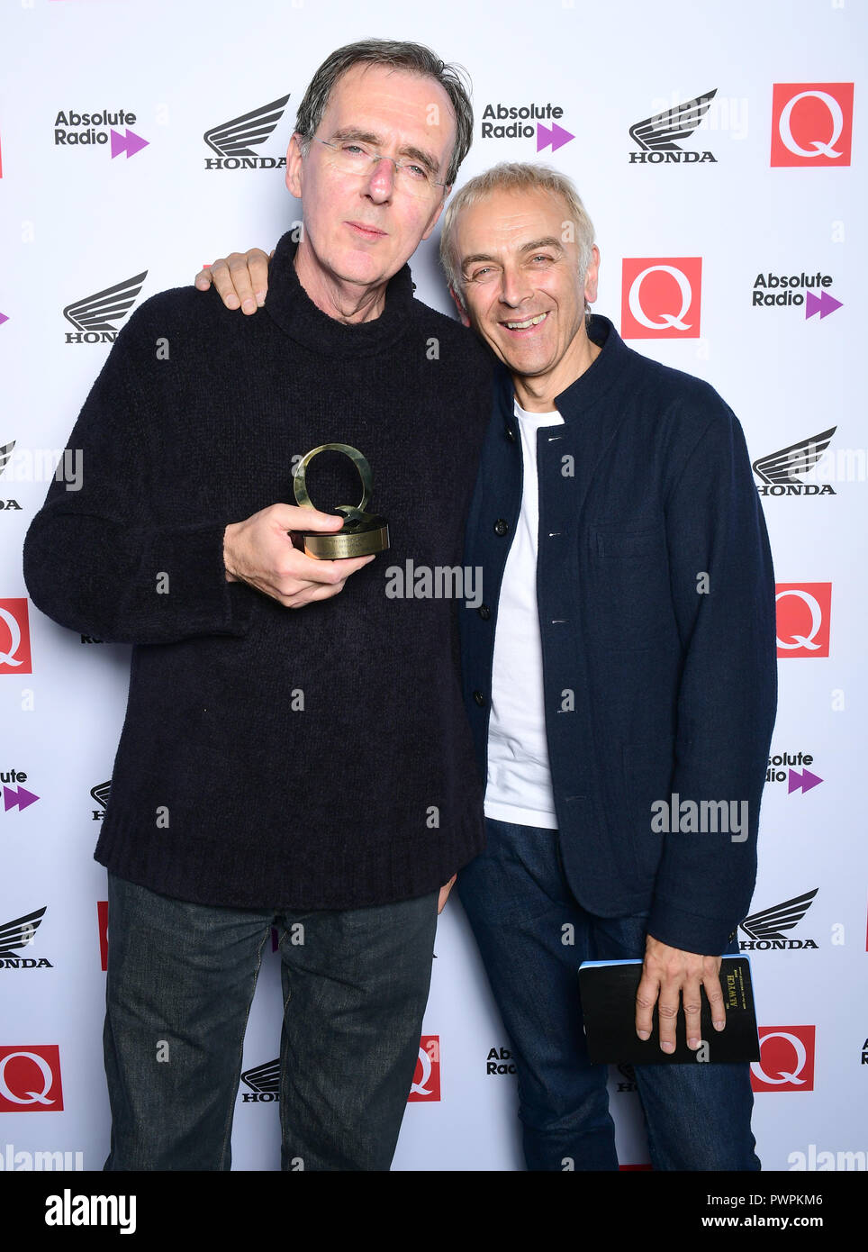 Rick Smith (links) und Karl Hyde von Underworld Gewinner des Q beste Track in der Presse während der Q Awards 2018 in Verbindung mit Absolute Radio im Camden Roundhouse, London. Stockfoto