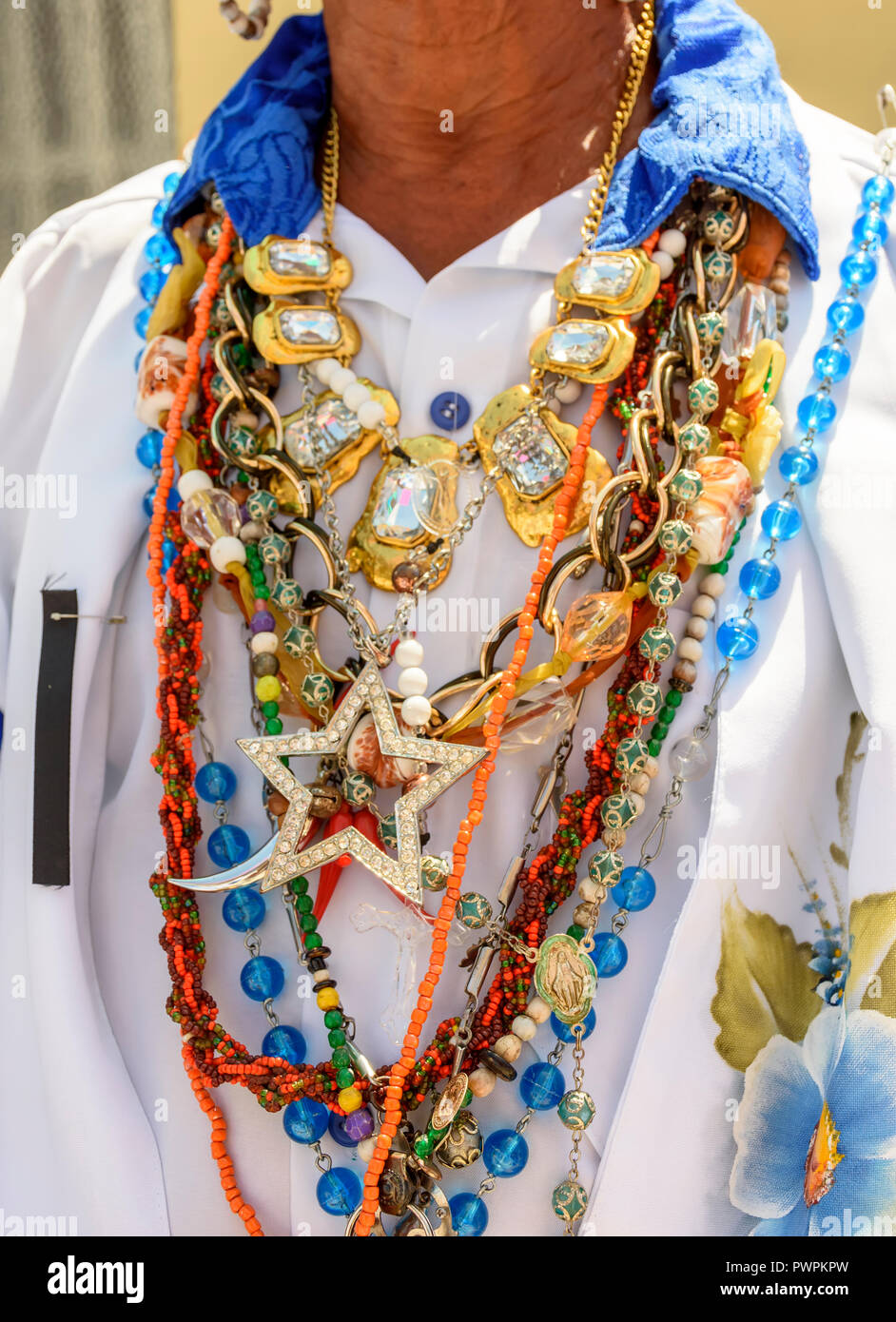 Halsketten von Menschen während der traditionellen religiösen Feier in Brasilien mit gemeinsamen Symbolen die Praxis der Umbanda und candomblÃ© verwendet Stockfoto