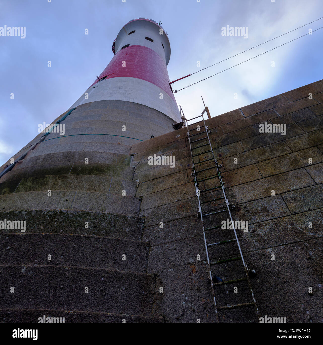 Blick hinauf auf Beachy Head Light House aus dem Fundament, East Sussex, Großbritannien Stockfoto