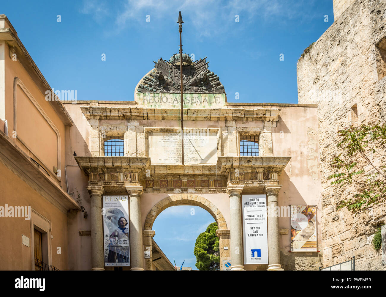 Eingang zum Nationalen Archäologischen Museum im Schlossviertel von Cagliari, Sardinien. Das Museum befindet sich im historischen Zentrum von Cagliari Stockfoto