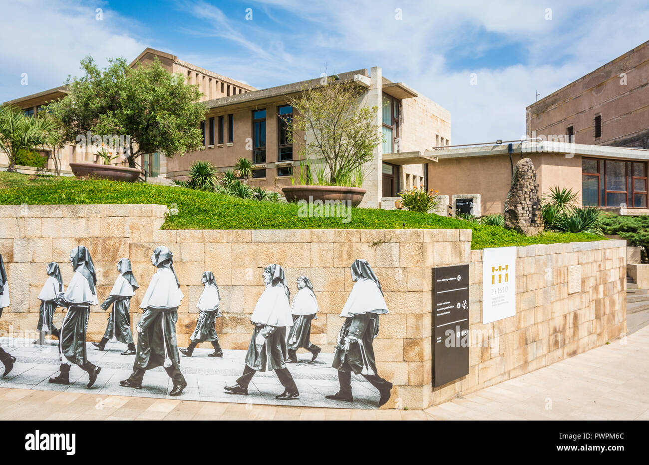 Überdachter Garten zum Archäologischen Nationalmuseum im Burgviertel von Cagliari (Cidadel der Museen), Sardinien. Stockfoto