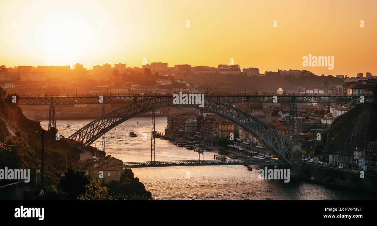 Luftaufnahme von Porto mit Douro Fluss und den berühmten Blick auf Dom Luis I Brücke in Skyline bei Sonnenuntergang, Portugal Stockfoto