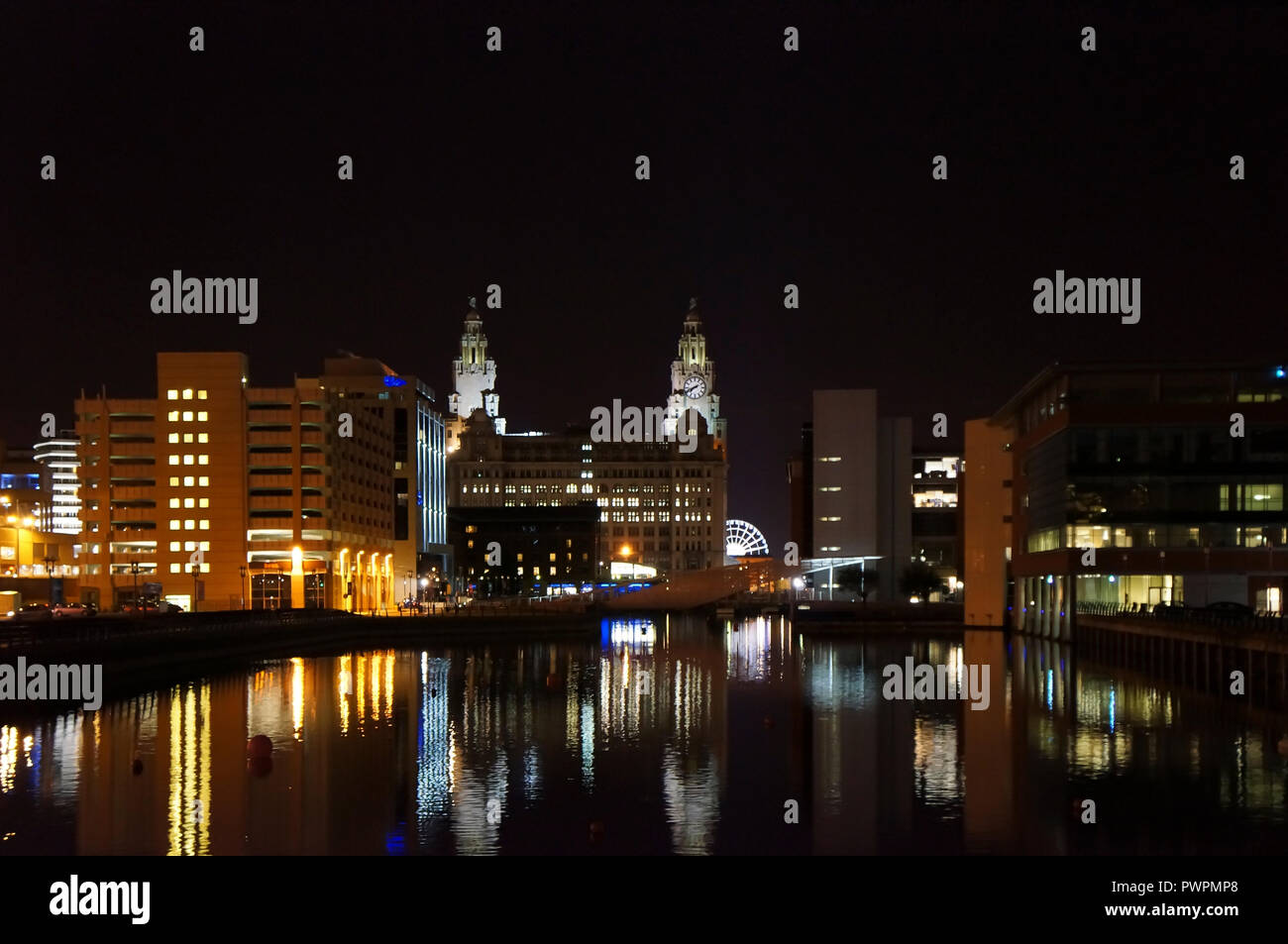 Liverpool Docks Marina bei Nacht Leber Gebäude Rad Reflexion leuchtet Stockfoto