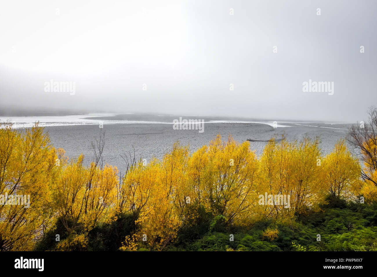 Mountain River Landschaft im Nebel. Neuseeland Alpen Stockfoto