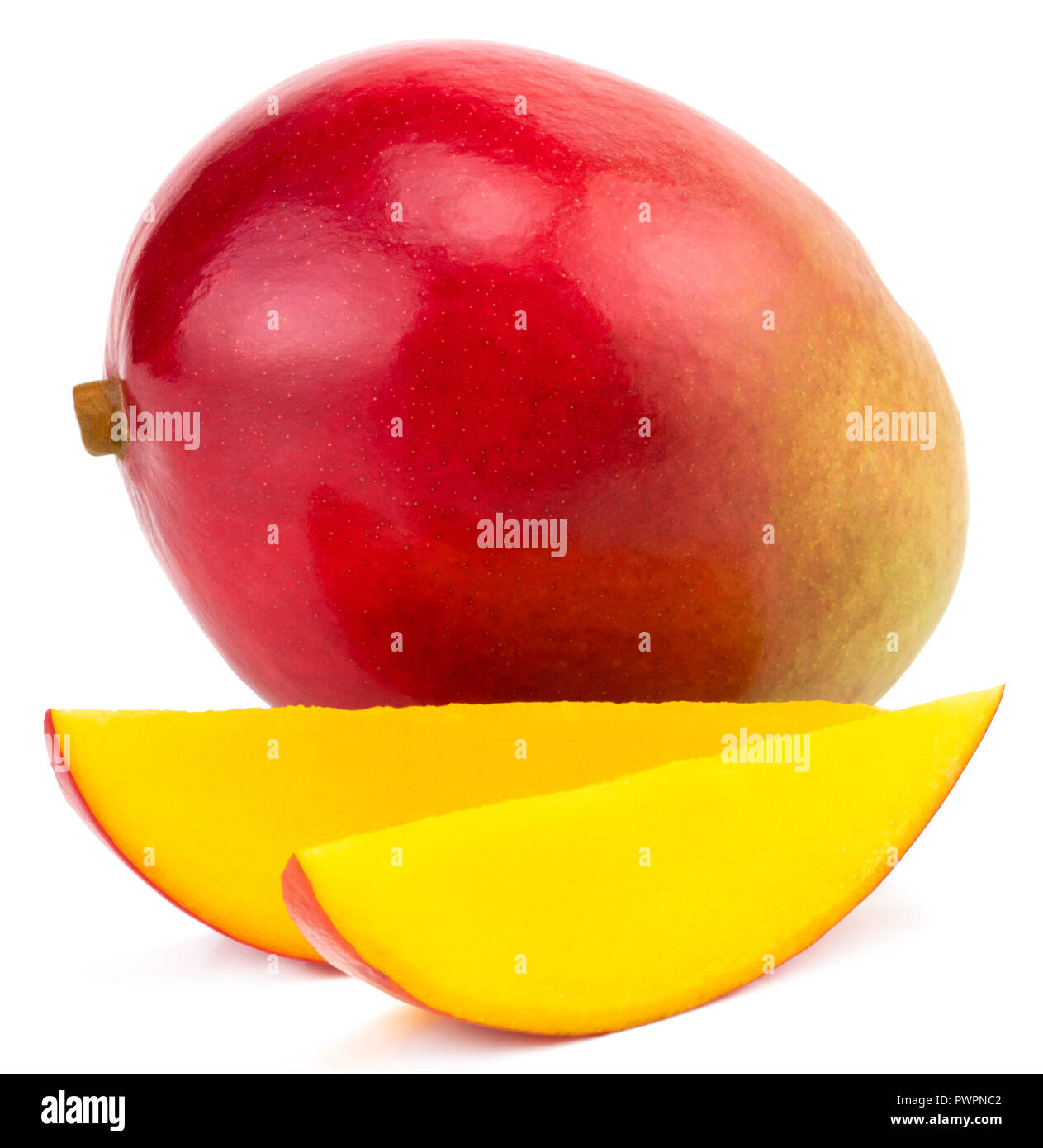 Mango Obst mit Mango Würfel und Schichten. Auf einem weißen Hintergrund. Stockfoto