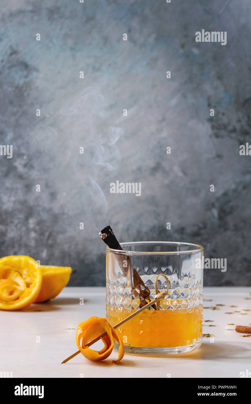 Glas Scotch Whiskey Orangensaft Alkohol Cocktail mit Wirbelte Orange