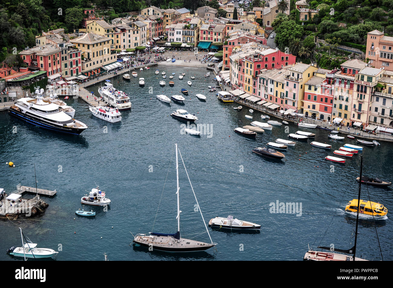 Blick auf den Hafen von Portofino vom Schloss Stockfoto
