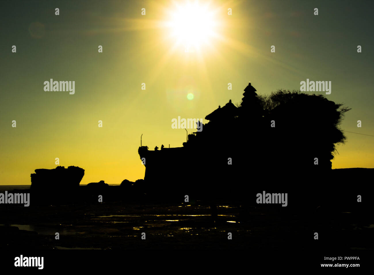 Sonnenuntergang am Tanah Lot Tempel, Bali, Indonesien Stockfoto