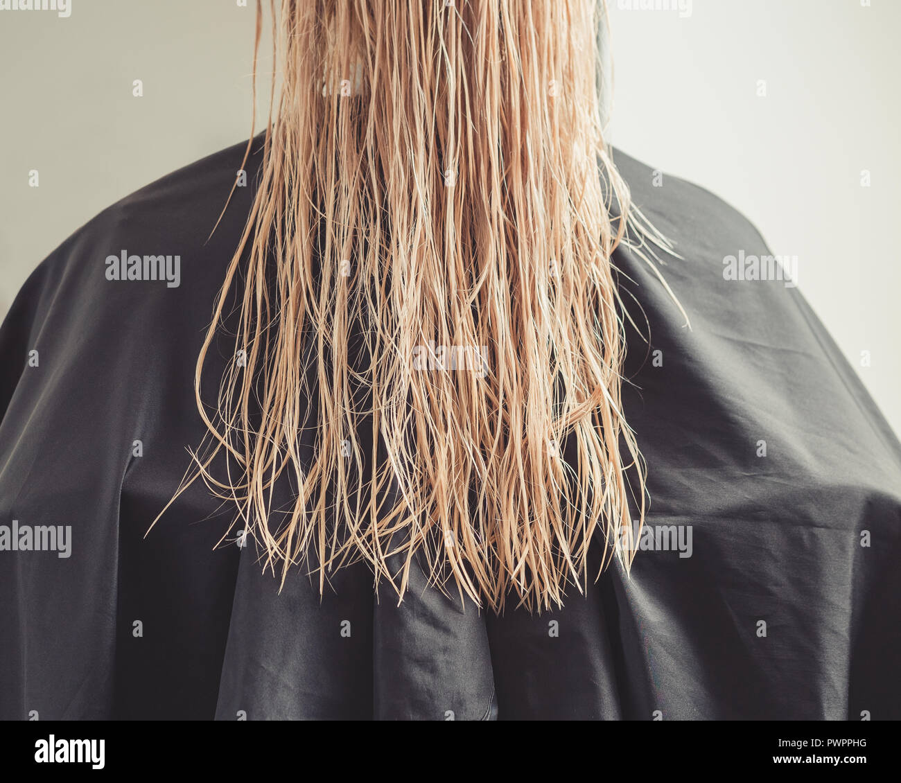 Schöne junge Frau mit nassen lange blonde glatte Haare, Rückansicht Stockfoto