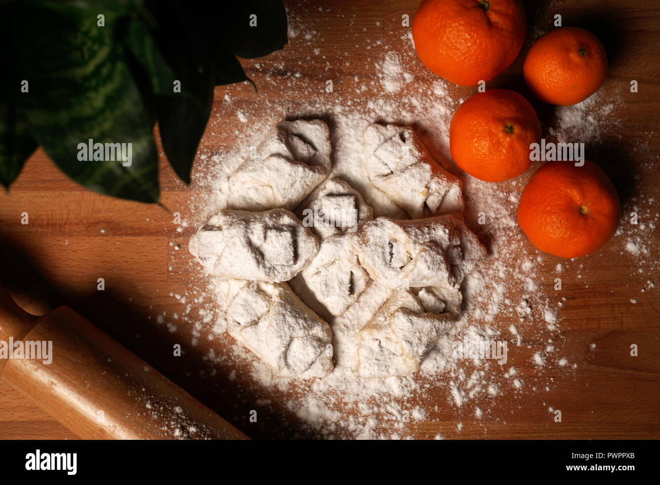 Leckere hausgemachte Cookies mit Mandarin Orange und Zimt mit Puderzucker auf hölzernen Tisch eingerichtet. Stockfoto