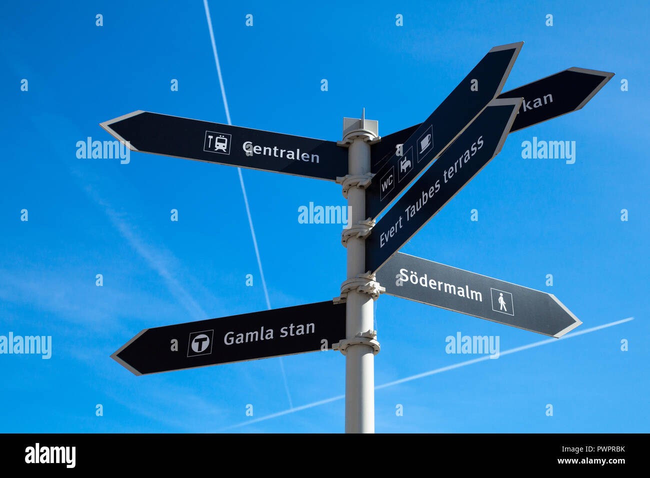 Stockholm, Schweden - 3. Mai 2016: Touristische Straße Wegweiser mit Pfeilförmigen labels über blauen Himmel Hintergrund Stockfoto