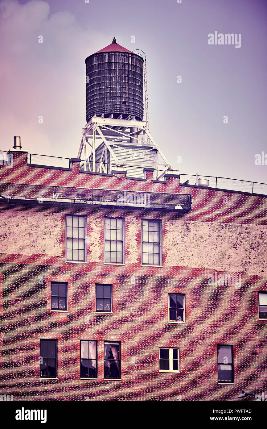 Vintage getonten Bild der Wassertank auf dem Dach eines alten Gebäudes, New York City, USA. Stockfoto