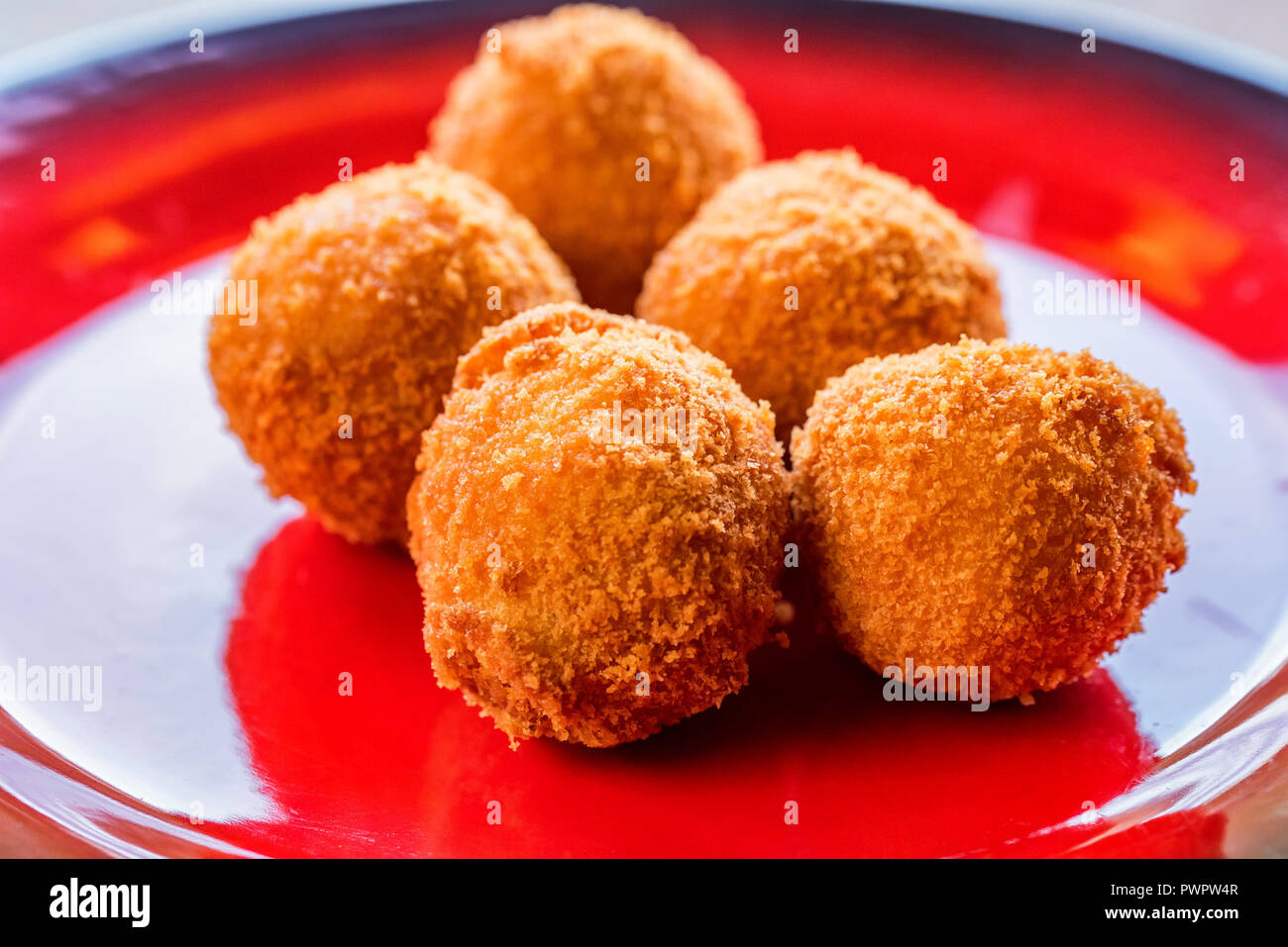 Frisch gekocht, paniert Kugeln mit der Füllung Stockfoto