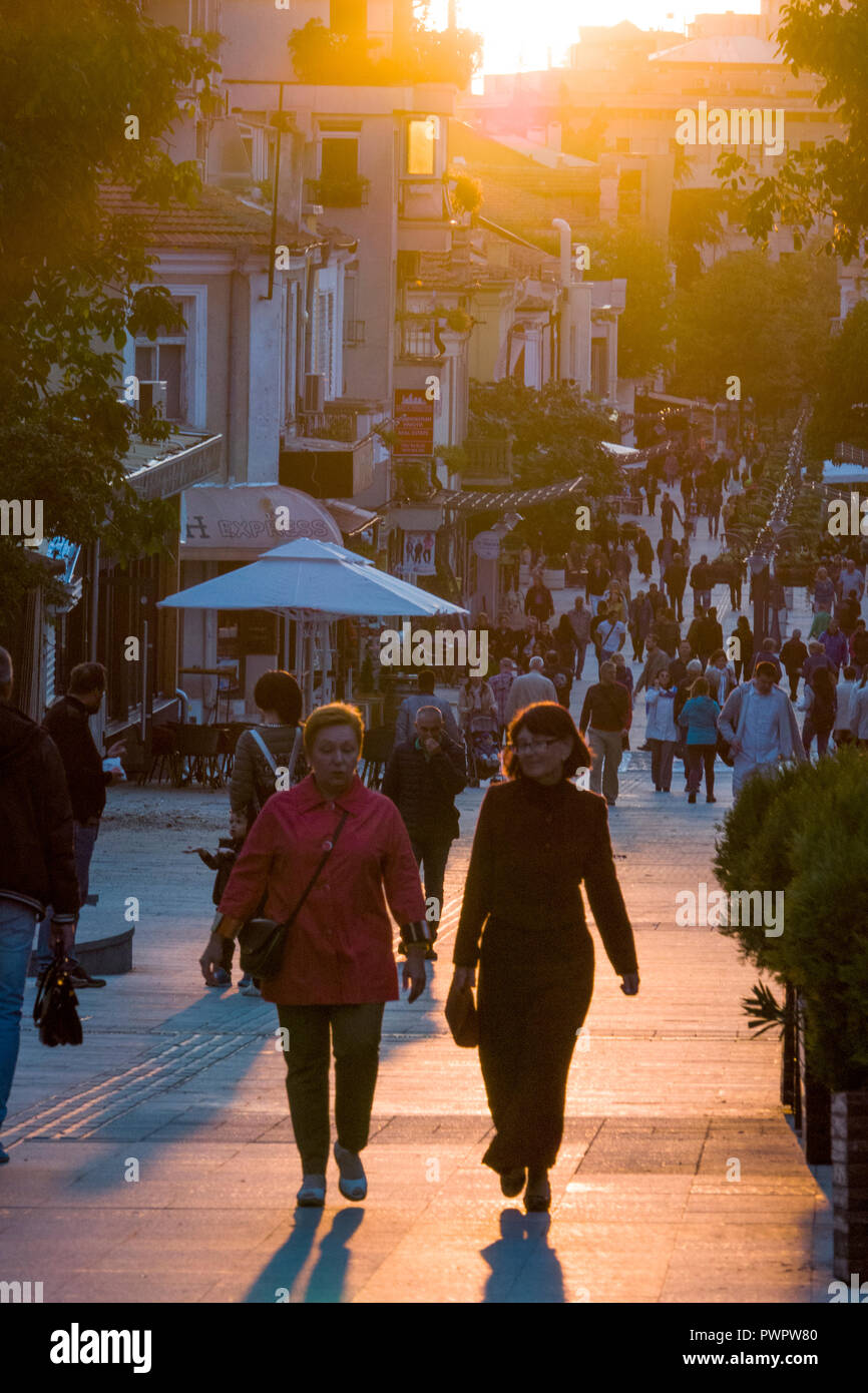 Menschen zu Fuß auf der Straße nur für Fußgänger in Burgas, Bulgarien Stockfoto