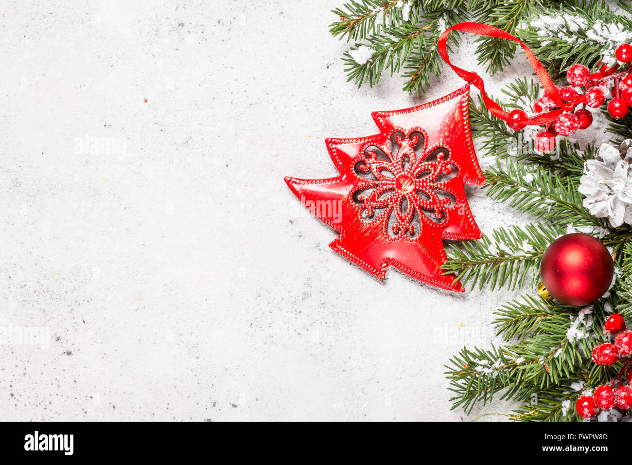 Weihnachten Hintergrund mit Tannenbaum und Dekorationen auf Weiß zurück  Stockfotografie - Alamy