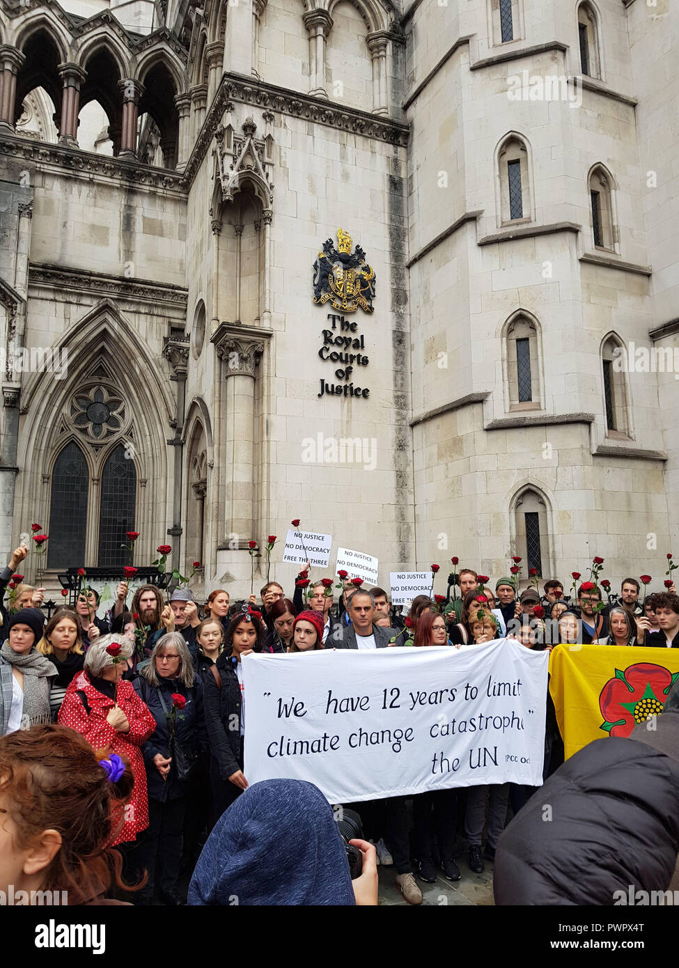 Erneut KORRIGIEREN BYLINE Demonstranten außerhalb des Königlichen Gerichtshof in Central London vor dem Richter Beschwerde gegen die Gefängnisstrafen zu drei fracking Demonstranten für das Verursachen einer öffentlichen Ärgernis übergeben hören. Stockfoto
