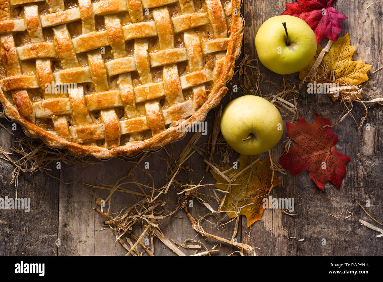 Hausgemachter Apfelkuchen auf hölzernen Tisch. Ansicht von oben Stockfoto