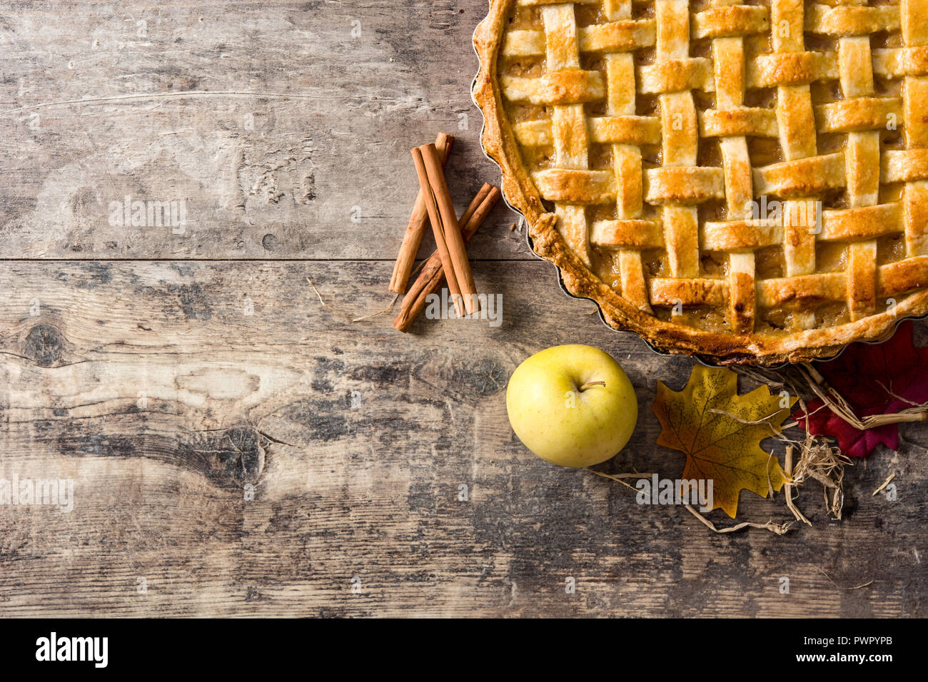 Hausgemachter Apfelkuchen auf hölzernen Tisch. Ansicht von oben. Copyspace Stockfoto