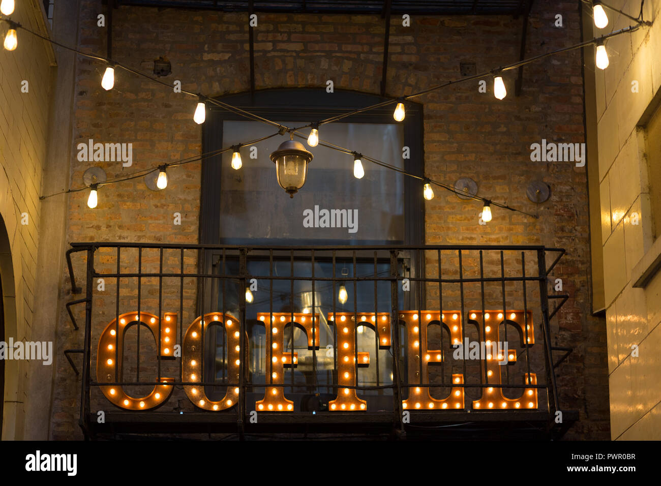 Beleuchteter COFFEE-Schriftzug mit freiliegenden Glühbirnen in einem Kaffeeladen in Chicago, Illinois, USA. Stockfoto