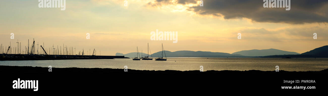 Alghero, Sardinien/Italien - 2018/08/08: Sonnenuntergang mit Panoramablick auf den Golf von Alghero und Marina Stockfoto
