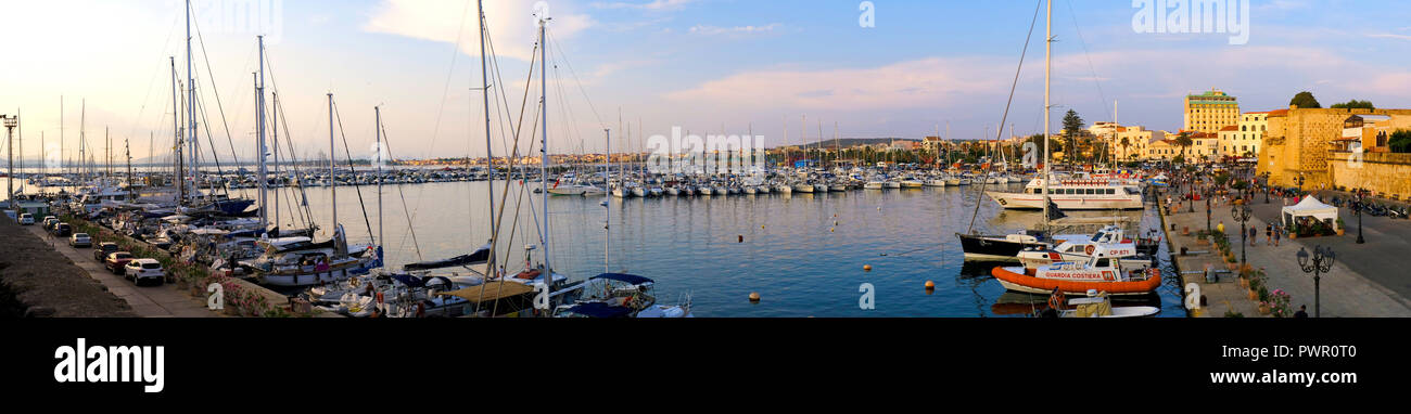 Alghero, Sardinien/Italien - 2018/08/08: Panoramablick auf die Altstadt und den Hafen von Alghero Stockfoto