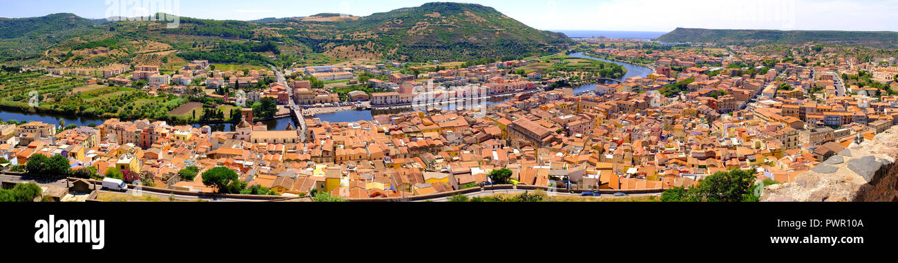 Bosa, Sardinien/Italien - 2018/08/13: Panoramablick auf die historische Altstadt von Bosa an der Westküste von Sardinien von der Fiume Fluss Temo und Bosa Mar Stockfoto