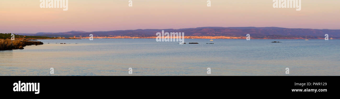 Alghero, Sardinien/Italien - 2018/08/11: Panoramablick auf den Golf von Alghero, und in der Stadt Alghero Porto Conte Regional Park Stockfoto