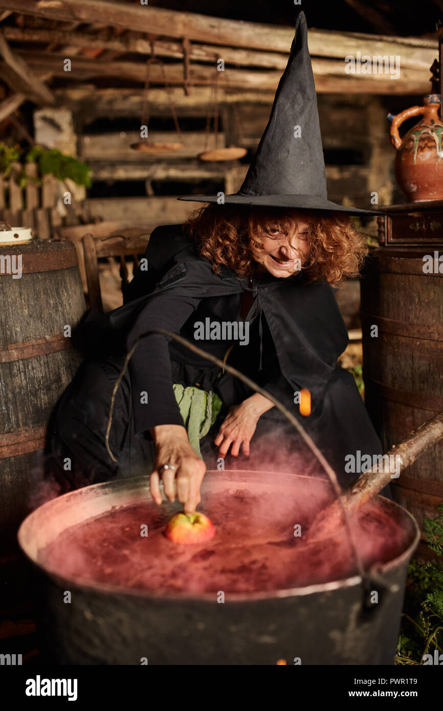 Hexe kochen Zaubersprüche in einer gusseisernen Topf in Schwarz, vergossen  Stockfotografie - Alamy