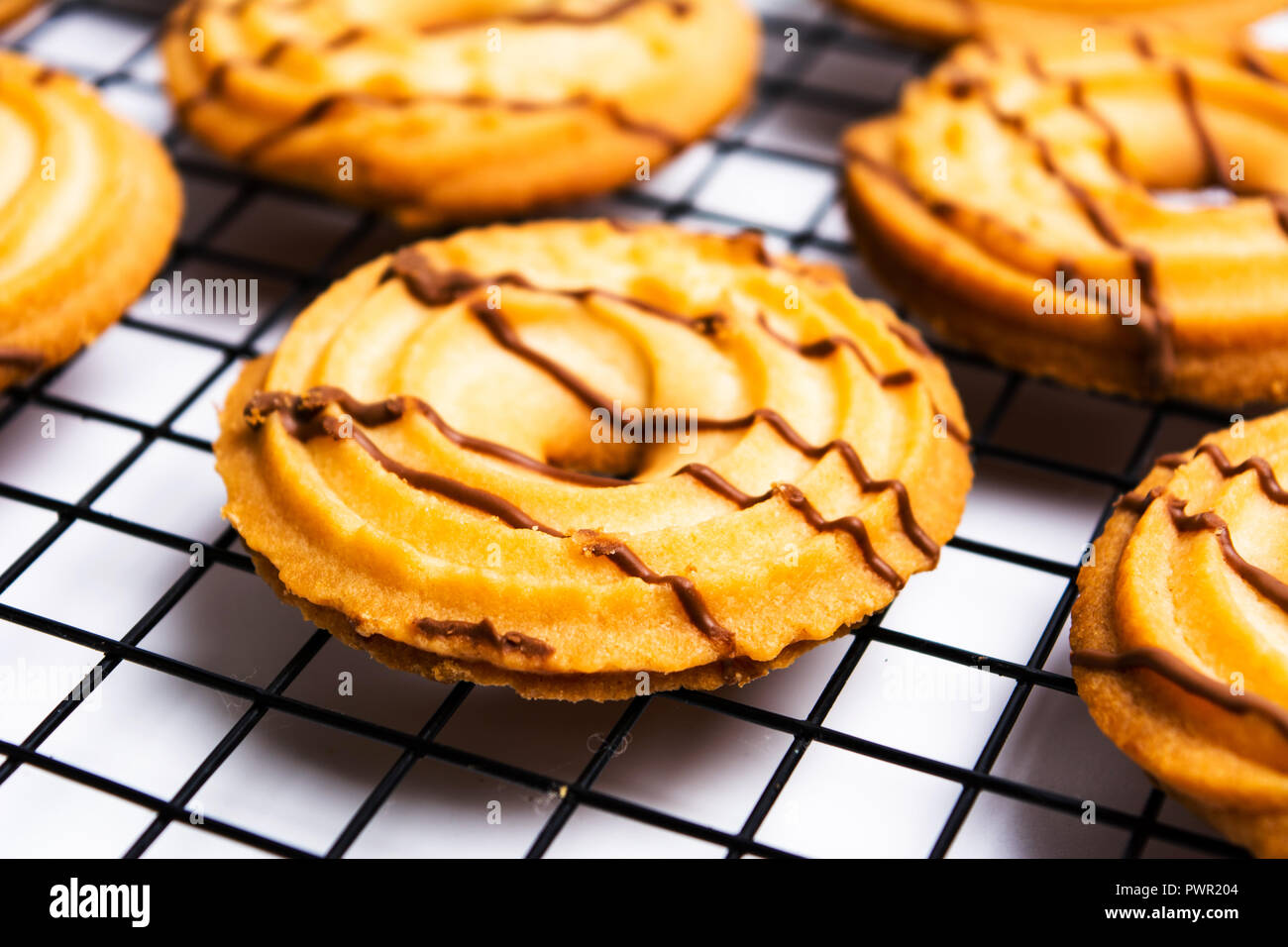 Hausgemachte Kekse mit Kakao Topping auf rustikalen Tisch Stockfoto