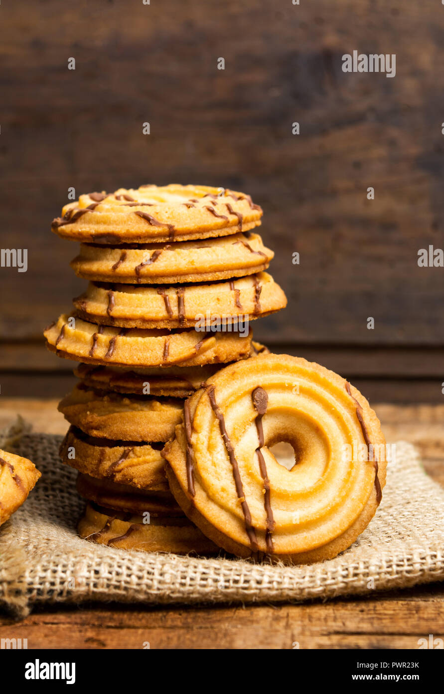 Hausgemachte Kekse mit Kakao Topping auf rustikalen Tisch Stockfoto