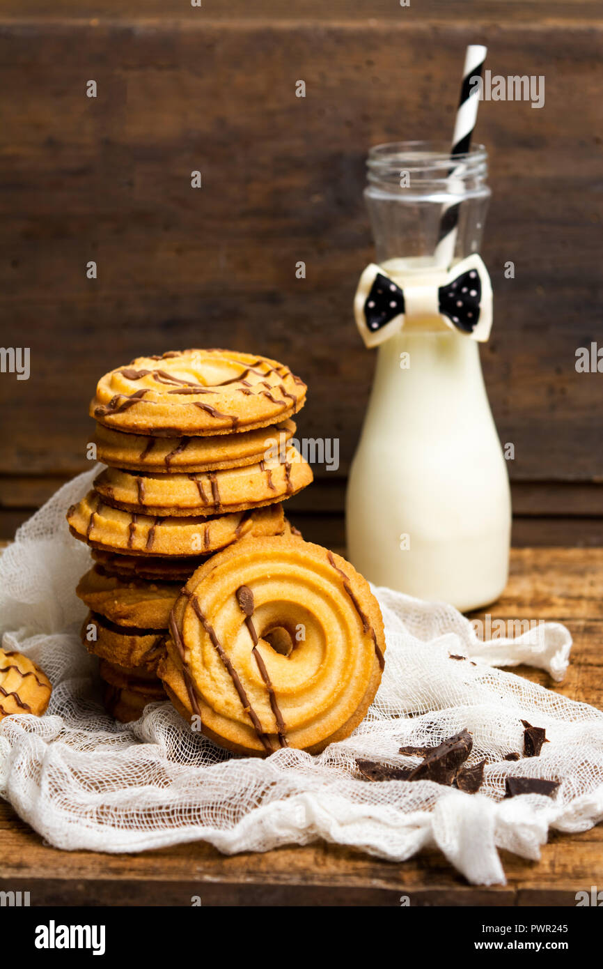 Hausgemachte Kekse mit Milch und Kakao Topping auf einem Tisch Stockfoto