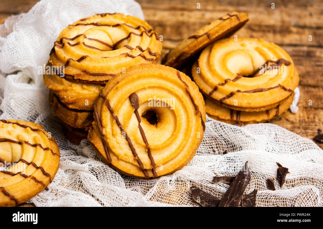 Gebackene Kekse mit Kakao Topping auf einem Tisch Stockfoto