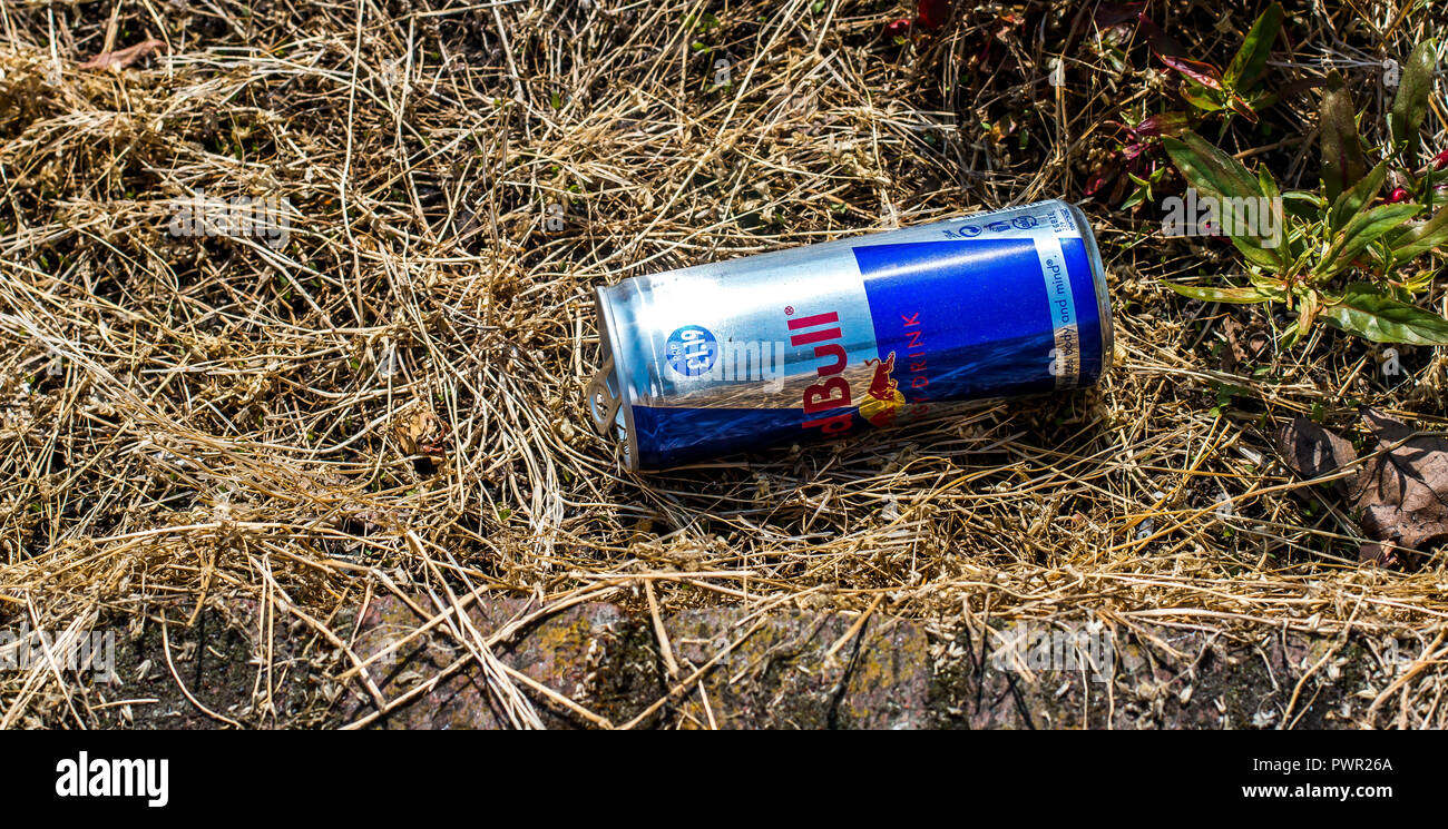 Eine Dose Red Bull Energy Drink, die auf den Boden geworfen wurde. Stockfoto