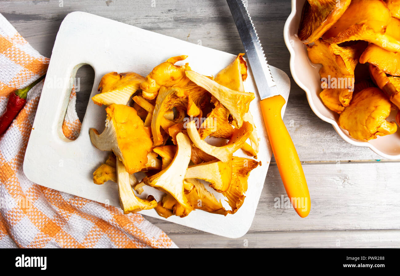 In Scheiben geschnittene goldene Pfifferling Pilz auf Schneidebrett Stockfoto