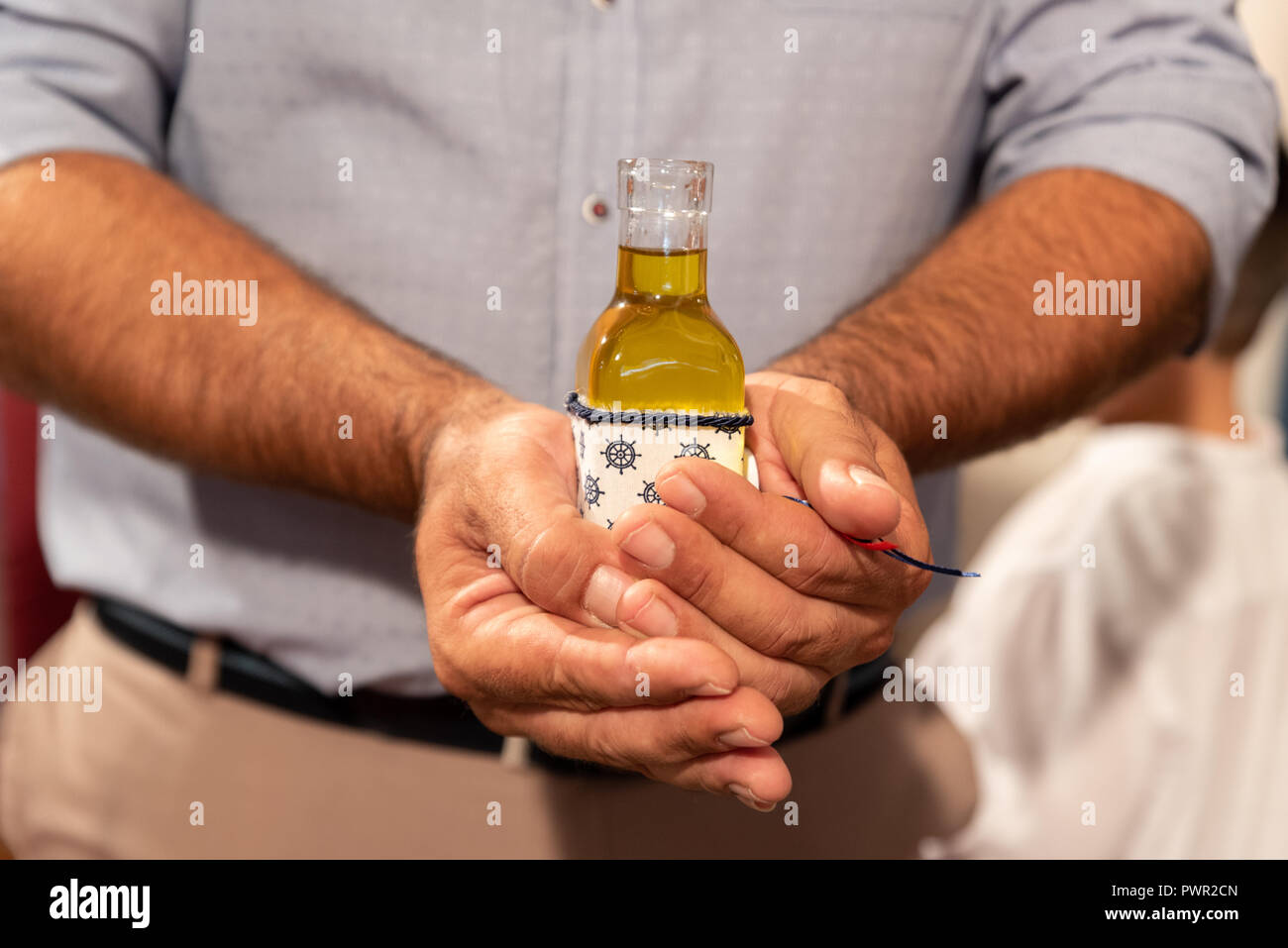 Mit Öl an Gott Vater Hände Flasche. Christlich-orthodoxen bastism Zeremonie. Stockfoto