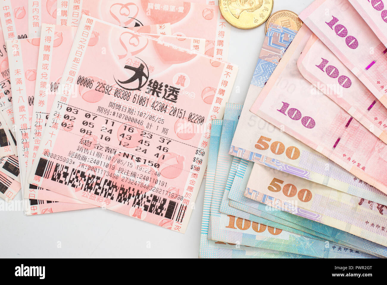 Taipei, Taiwan - 7 Okt 2018: Nahaufnahme des taiwanischen Währung & Taiwan Lottery tickets: Big Lotto. Stockfoto