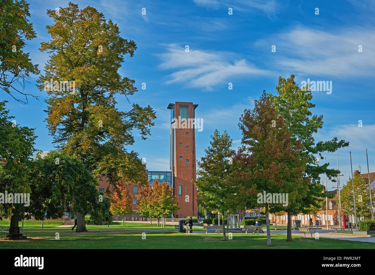 Stratford upon Avon und die Royal Shakespeare Theatre gesehen aus ganz Bancroft Gärten in den frühen Morgenstunden Stockfoto